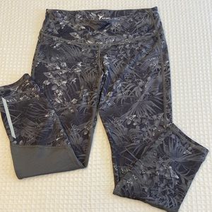 OLD NAVY ACTIVE GO-DRY Size MEDIUM Run Crop Gray Palm Print